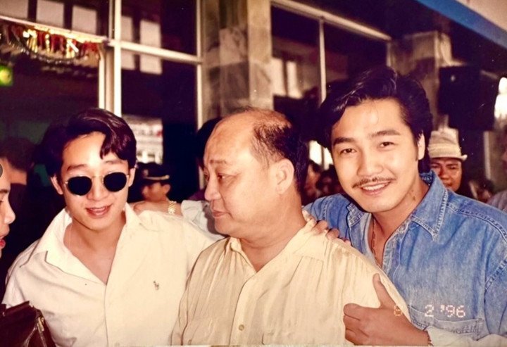 Quan Kế Huy (áo trắng, đeo kính) và Lý Hùng (áo xanh) thời làm phim "Hồng hải tặc".