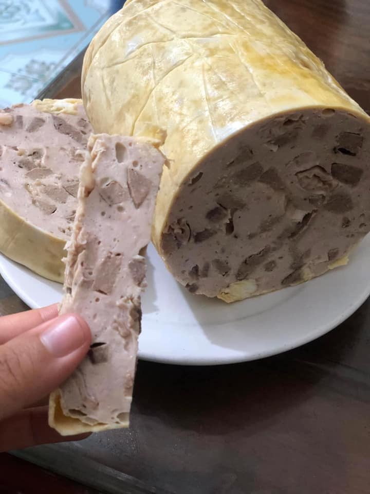 Món giò lòng được chế biến cầu kỳ, đòi hỏi tỉ mỉ từ khâu chọn lựa nguyên liệu. Ảnh: Nga Phạm
