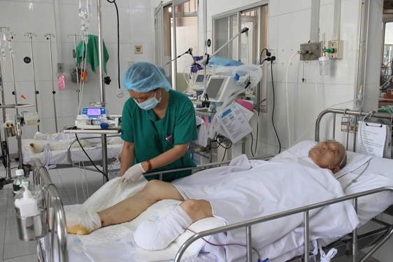 Một bệnh nhân bị cắt cụt một bàn chân vì ngâm muối nước nóng đang điều trị tại Khoa Bỏng - Tạo hình Bệnh viện Chợ Rẫy