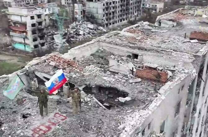 Binh sĩ Nga xuất hiện trên nóc một tòa nhà ở Siversk. Ảnh: X/@Piotr734668