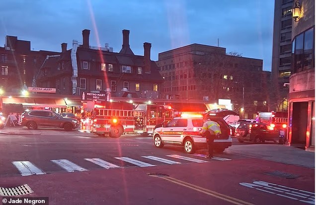 Nghi phạm mặc đồ đen xả súng trong trường đại học Mỹ, thương vong hàng loạt - 2