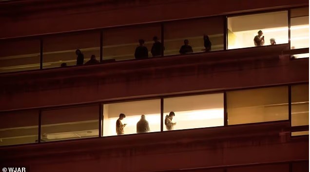 Nghi phạm mặc đồ đen xả súng trong trường đại học Mỹ, thương vong hàng loạt - 1