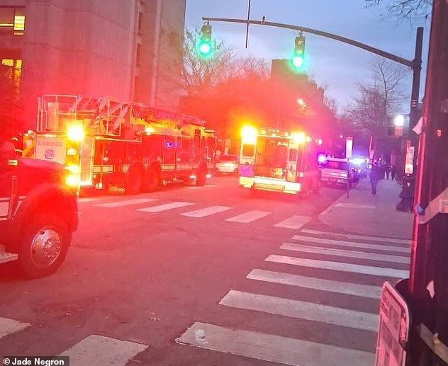 Nghi phạm mặc đồ đen xả súng trong trường đại học Mỹ, thương vong hàng loạt - 3