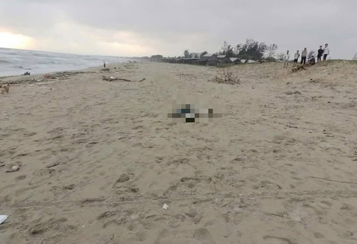 Thi thể trôi dạt vào bờ biển Thống Nhất, phường Điện Bàn Đông được phát hiện sáng 14-12 (Ảnh: Facebook)