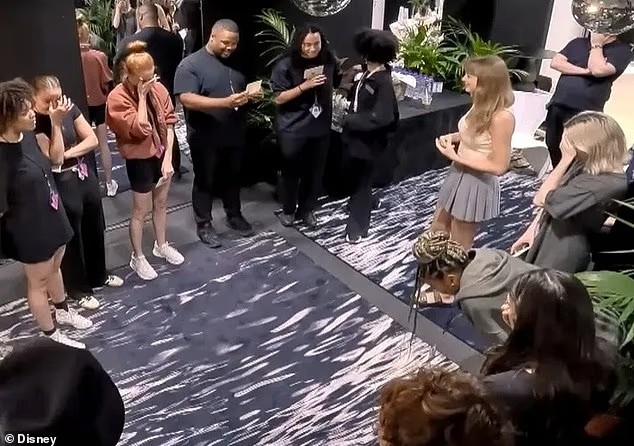 Các nhân viên xúc động khi đọc thư ghi số tiền thưởng của Taylor Swift.