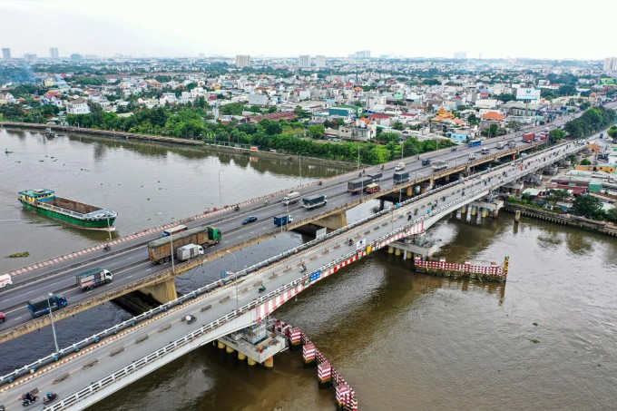 Cầu Bình Phước 1 (bên phải) đang thi công, xe được phân luồng sang cầu Bình Phước 2 (trái), trưa 14/12. Ảnh: Giang Anh