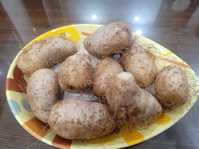 Củ từ luộc là cách giữ được hương vị thơm ngon. Ảnh HM