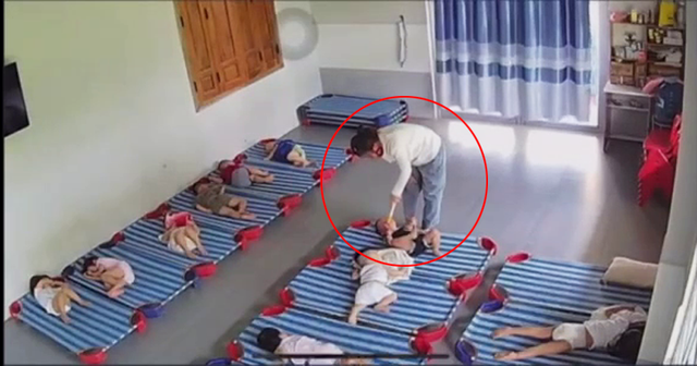 L dùng đoạn cây nhựa nhét vào miệng trẻ.