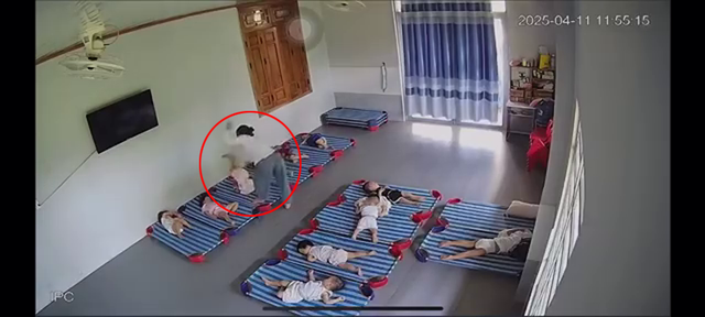 Bảo mẫu xách ngược 2 chân trẻ đánh tới tấp.