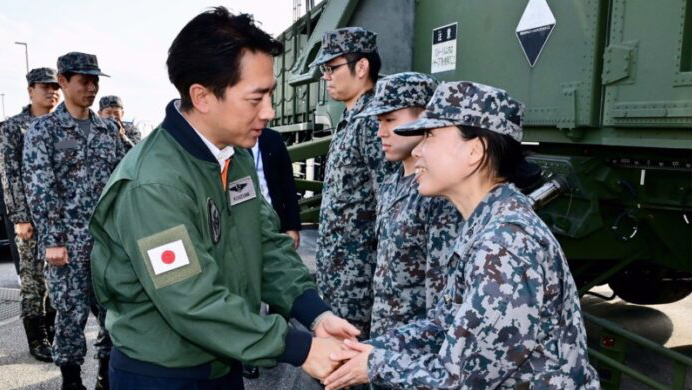 Bộ trưởng Quốc phòng Shinjiro Koizumi thăm đảo Yonaguni vào cuối tháng 11. (Ảnh: BQP Nhật Bản)