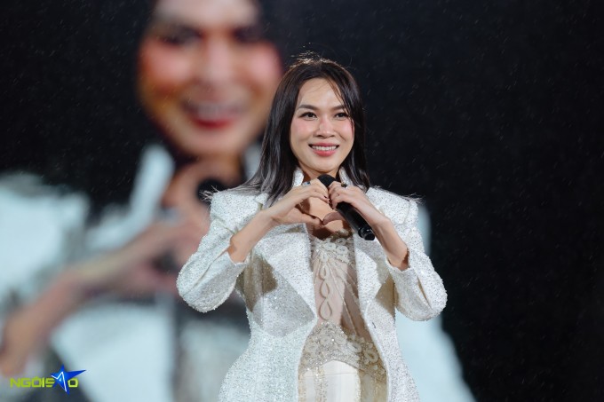 Tối 13/12, Mỹ Tâm tổ chức concert 'See The Light' tại sân vận động quốc gia Mỹ Đình, thu hút hơn 40.000 khán giả. Nữ ca sĩ cho biết đây là đêm nhạc quy mô nhất, mang tính lịch sử trong sự nghiệp của mình, để truyền năng lượng tích cực đến Tri Âm - tên cô gọi các fan. Mỹ Tâm đầu tư sân khấu, màn hình led rộng hơn 1.600 m2 cùng những hiệu ứng âm thanh, ánh sáng "chưa từng có" tại Việt Nam.