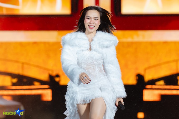 Bên cạnh đó, Mỹ Tâm cũng đầu tư lớn cho vẻ ngoài với hàng chục bộ trang phục được thiết kế riêng cho từng tiết mục và phần lớn hướng đến hình ảnh sexy, nữ tính.