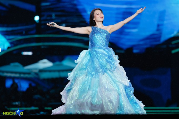 Nữ ca sĩ còn đầu tư nhiều chiếc đầm dạ hội bắt mắt dành riêng cho các bản ballad như "Muộn màng là từ lúc", "Nếu có buông tay", "Đúng cũng thành sai"...