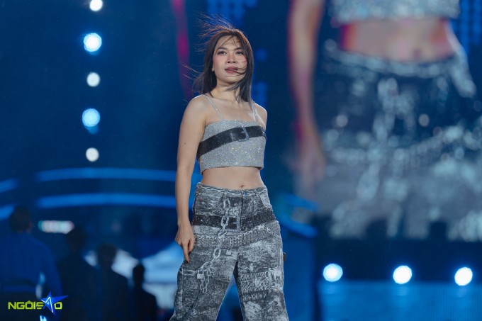 Mỹ Tâm cho biết để có thể tự tin khoe body trong 'See The Light', cô phải ăn uống kiêng khem rất nghiêm ngặt và chăm chỉ luyện tập hàng ngày. Trước đó, êkíp của nữ ca sĩ cho biết cô tập vũ đạo khoảng 6 tiếng mỗi ngày trong thời gian chuẩn bị cho liveshow.