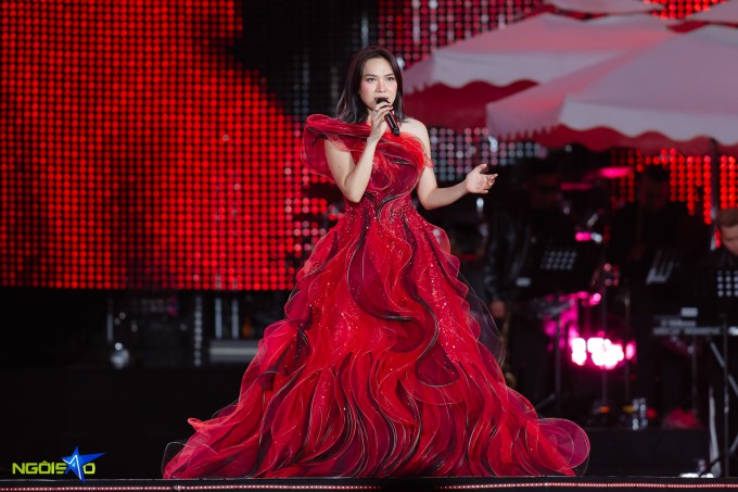 Các thiết kế đều được may đo riêng, tính toán cẩn thận để đảm bảo nữ ca sĩ có thể thay đồ ngay trên sân khấu và không làm ảnh hưởng đến các tiết mục.