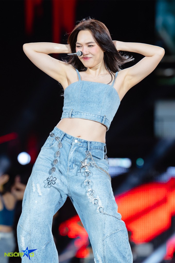 Mỹ Tâm tiếp tục cởi áo, khoe vòng hai với bộ đồ jean phong cách năng động ở cuối chương trình, trong các tiết mục 'See The Light', "The Light", "Do It"...