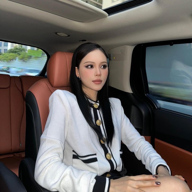 Để duy trì được làn da trong veo, Linh Rin từng chia sẻ bí quyết với 6 bước skincare buổi sáng. Gồm: uống một cốc nước ấm sau khi thức dậy nhằm bù đắp lượng nước mất đi trong cơ thể. Tiếp theo là rửa mặt, loại bỏ các chất nhờn và tạp chất thải ra từ lỗ chân lông sau một đêm dài. Không quên massage mặt thật nhẹ nhàng để kích thích tuần hoàn máu, làm da hồng hào.