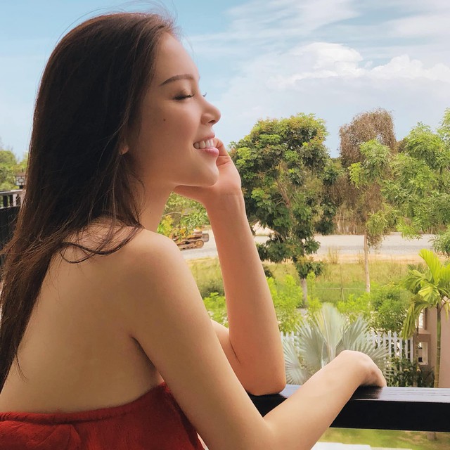 Sau bước rửa mặt sẽ là toner cân bằng độ pH và giúp da se khít lỗ chân lông, giúp các dưỡng chất hấp thụ tốt hơn. "Nếu bỏ qua, sẽ khiến cho da khô hoặc quá nhờn; Sau toner, Linh sử dụng serum vitamin C để làm da hồng hào và giảm vết thâm. Khi dùng serum vitamin C, Linh chỉ có một lời khuyên là hãy che chắn cho thật kỹ vì vitamin C rất bắt nắng, điều đó sẽ gây sạm da, rất lâu mới hồi phục", Linh Rin khuyên.