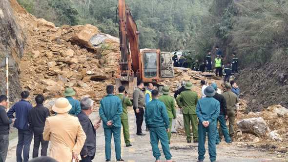 Lực lượng chức năng đang khẩn trương tìm kiếm các nạn nhân trong vụ sạt lở. Nguồn: MXH