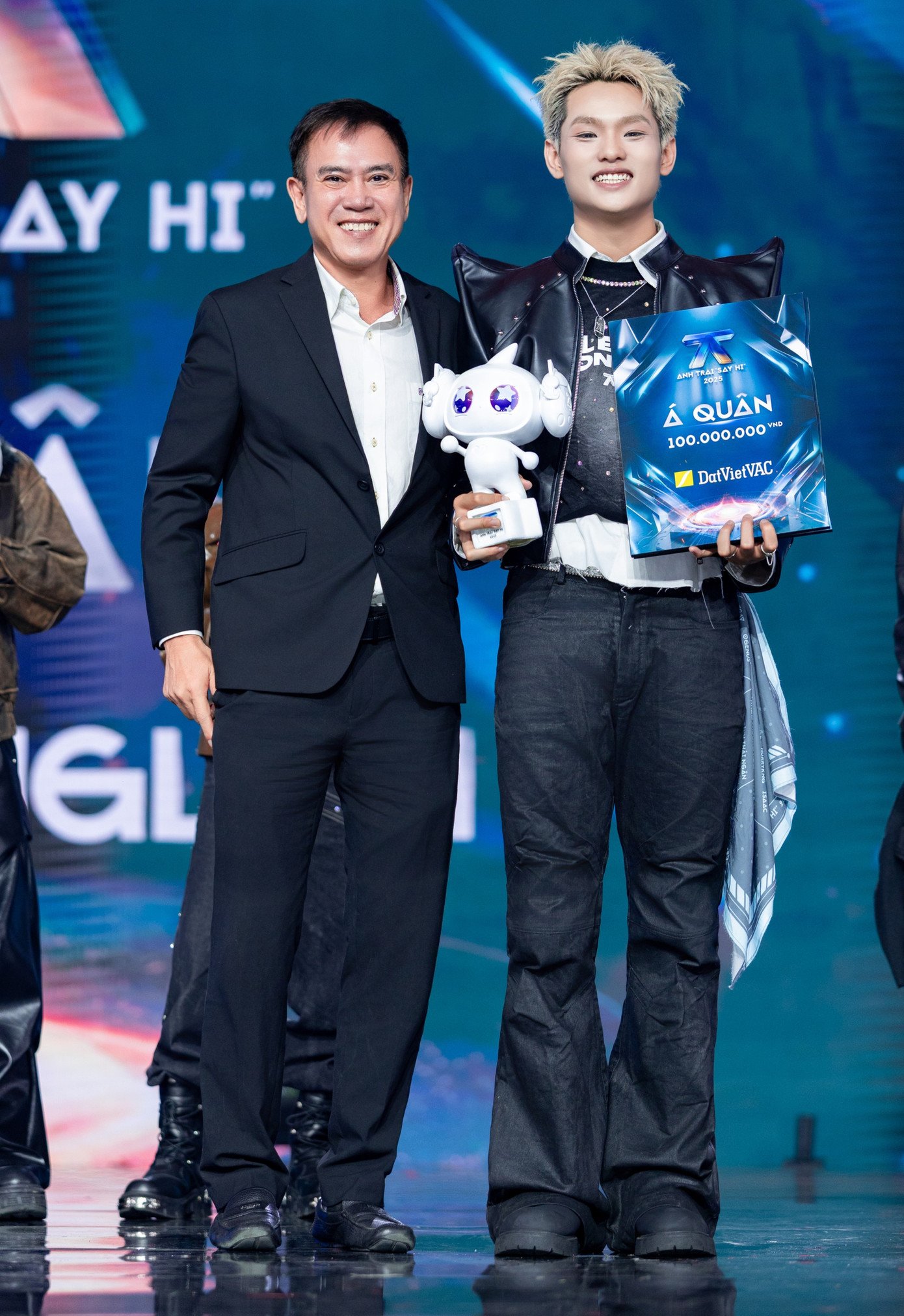Negav (trái) và buitruonglinh trong khoảnh khắc phát biểu và nhận giải thưởng.
