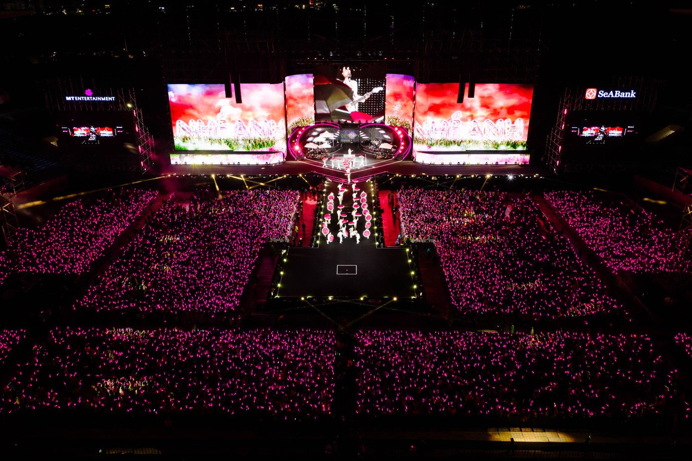 Tối 13/12, Live Concert Mỹ Tâm 2025 - See The Light đã diễn ra tại Sân vận động Quốc gia Mỹ Đình (Hà Nội). Live show là dấu mốc quan trọng trong hành trình nghệ thuật hơn 25 năm của Mỹ Tâm. Đêm nhạc được đầu tư và dàn dựng trên quy mô lớn, hiện đại, mang đến nhiều trải nghiệm nghệ thuật đa chiều cho hơn 40.000 khán giả.