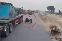 Clip: Xe máy chở củi mất lái, suýt đâm trúng ô tô rồi lao thẳng xuống ven đê