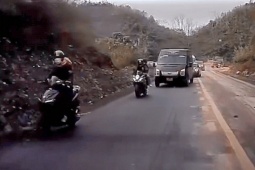 Khoảnh khắc đất đá từ sườn núi đổ ập đè người đi đường