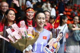 Người đẹp Kiều Trinh được tặng “hoa tiền”, Thanh Thúy quyết giật HCV bóng chuyền SEA Games