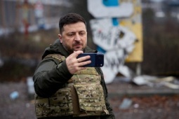 Thông điệp 'không lùi bước' của ông Zelensky khi thị sát tiền tuyến