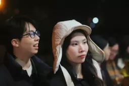 Đông nghịt người đổ về Mỹ Đình trong mưa rét