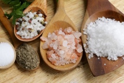 Muối tiền triệu có bổ dưỡng hơn muối vài nghìn đồng?