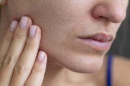 Tại sao càng già, da càng khô, dễ nhăn nheo?