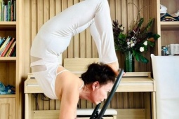Mẹ Hồ Ngọc Hà thuần thục tư thế yoga 'khó nhằn' ở tuổi U70