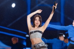 Mỹ Tâm diện đồ xuyên thấu, khoe vẻ sexy trong concert