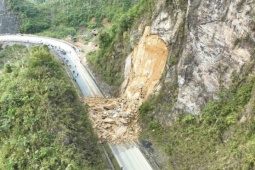 Sạt lở Quốc lộ 6 qua Phú Thọ, nghi có 2 xe máy bị vùi lấp