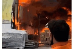 Khói lửa bao trùm xưởng giày rộng hơn 500m2