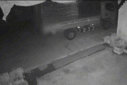 CLIP: Tông vào xe tải đang đậu, 3 người trên xe máy tử vong