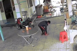 Thót tim cảnh người đàn ông Tây Ninh tay không bắt rắn 1,5m giữa sân nhà