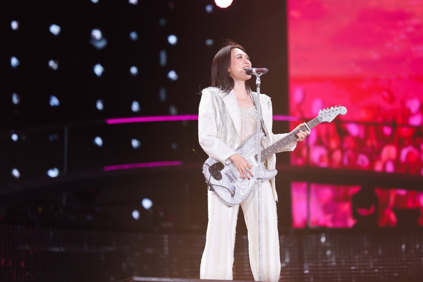 Concert được mở màn bằng những giai điệu bay bổng, dẫn dắt người nghe qua từng trang ký ức. Từ những ca khúc gắn liền với tên tuổi của cô đến những bài hát mới đều được phối khí và dàn dựng khác biệt so với bản gốc. Những ca khúc như Rực rỡ tháng năm, Giấc mơ tình yêu , Nhé anh mở đầu với giai điệu lãng mạn và đầy cảm xúc. Khán giả được đưa vào không gian đầy hoài niệm của những năm tháng thanh xuân.