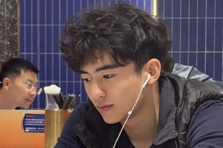 Vẻ nam tính của con trai cả Tạ Đình Phong, Trương Bá Chi