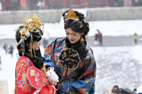 Khách đổ xô check in tuyết đầu mùa ở Bắc Kinh