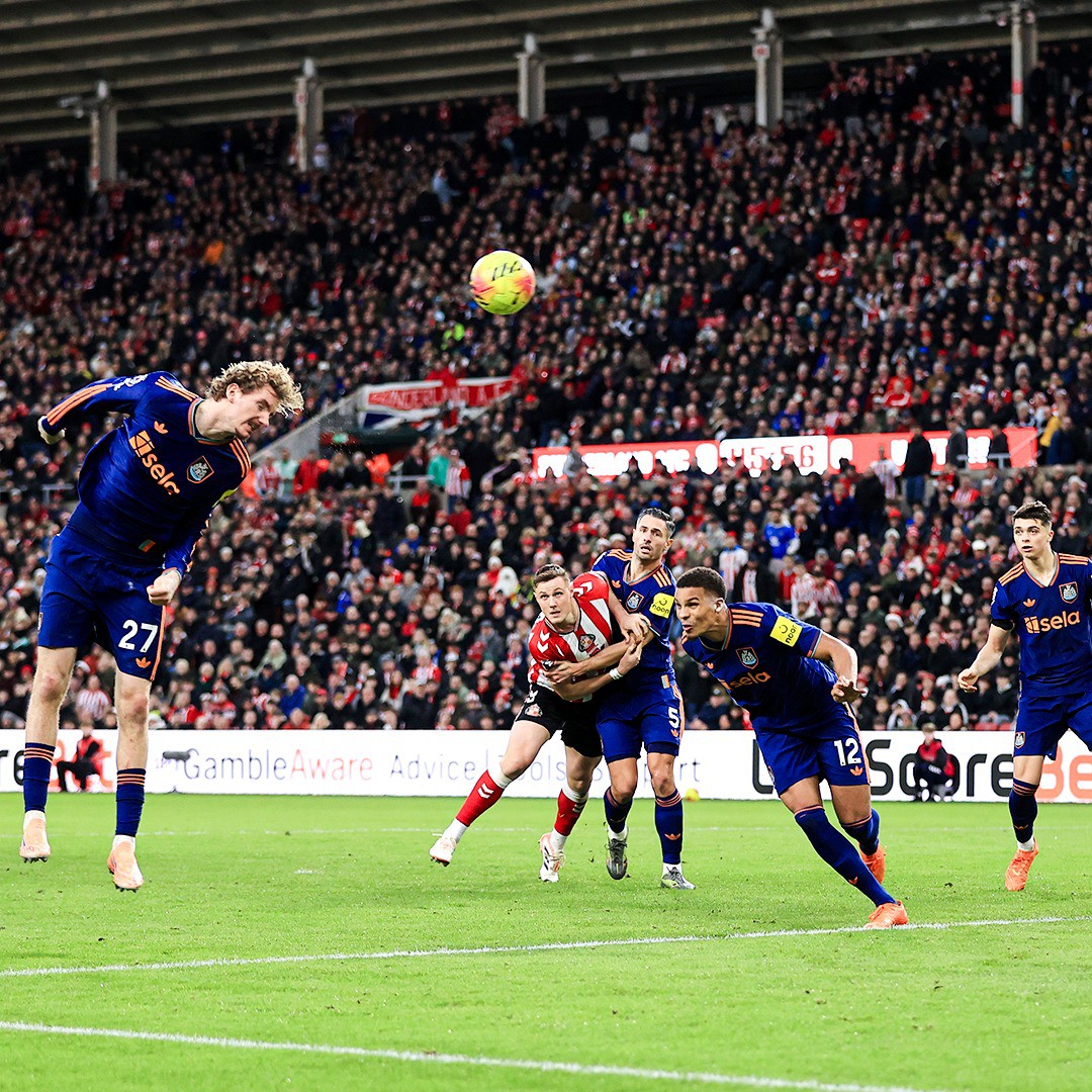 Woltemade đánh đầu thành bàn, nhưng là vào khung thành nhà