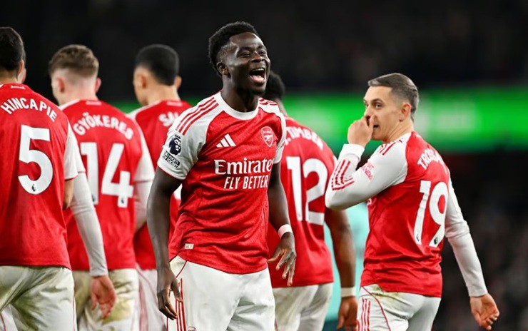 Saka góp công vào cả hai bàn thắng của Arsenal trước Wolves