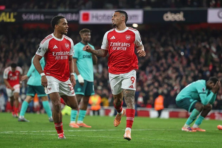 Arsenal giành 3 điểm&nbsp;cực kỳ may mắn&nbsp;trước đội bét bảng&nbsp;Wolves