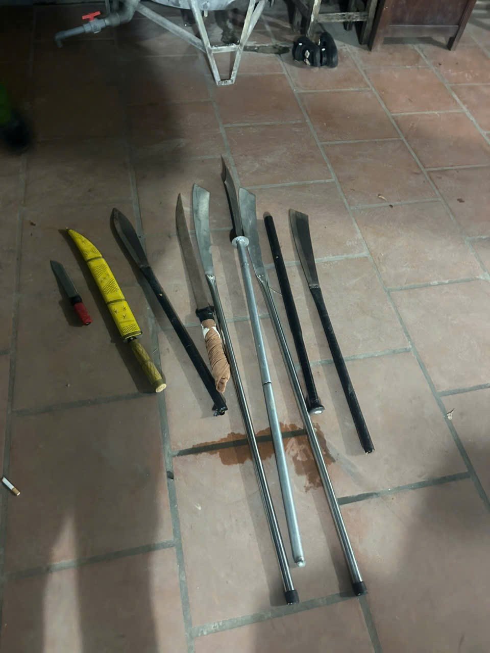 Dao kiếm cùng súng thu giữ.