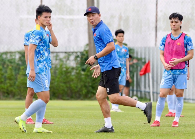 HLV Kim Sang Sik cho U22 Việt Nam tập gì trước bán kết SEA Games? - 8