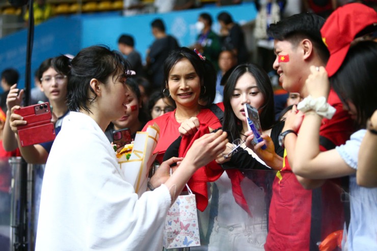 Thanh Thúy rạng rỡ giữa vòng vây CĐV