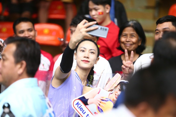 Kiều Trinh nhận nhiều tình cảm từ khán giả Việt Nam có mặt cổ vũ tại Thái Lan 