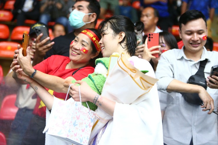 Chủ công đội tuyển Việt Nam chụp ảnh cùng khán giả và nhận quà đặc biệt 