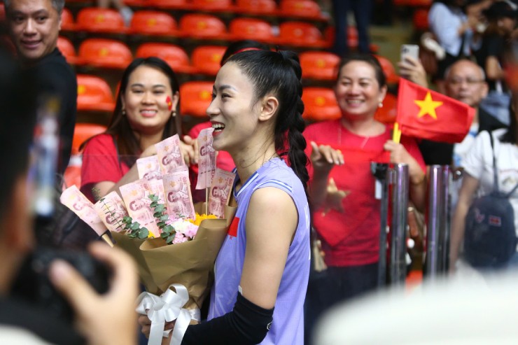 Đối chuyền xinh đẹp rạng rỡ, hạnh phúc trước tình cảm của người hâm mộ và chính mẹ ruột 